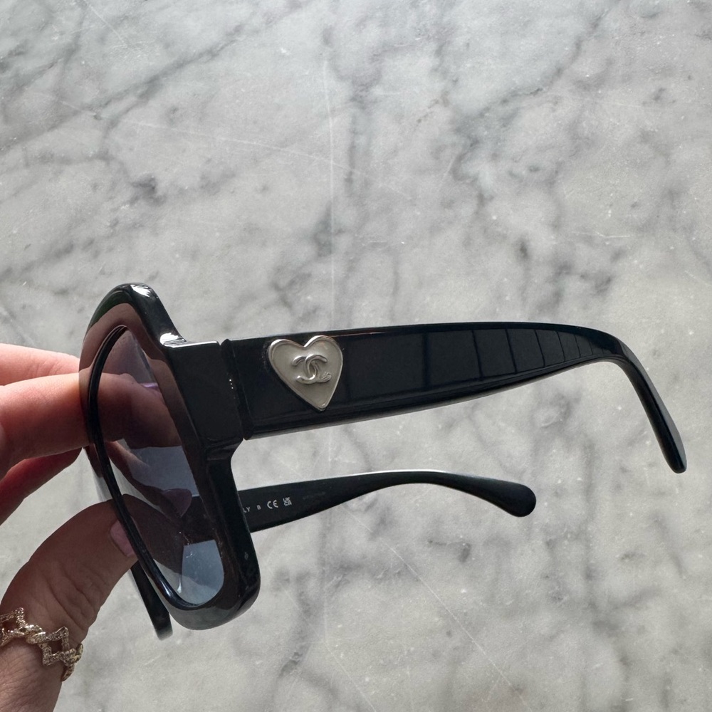 ✨RARE - NEW - Chanel 5479-A Navy Sunglasses with Heart Logo - 100% Authentic✨ - Picture 4 of 9